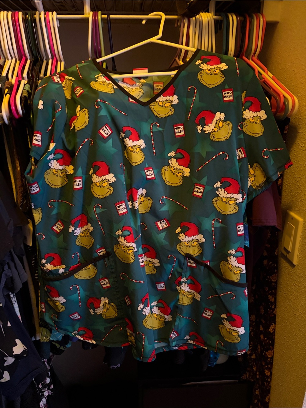 Christmas Grinch Print Scrub Top - Green